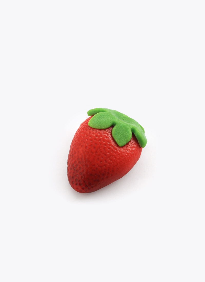 Marzipan Erdbeere mit grünen Blatt