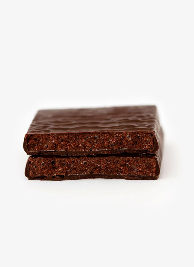 Gefüllte Schokoladetafel mit Bittertrüffelcreme - Füllung in Edelbitterschokolade, aufgebrochen