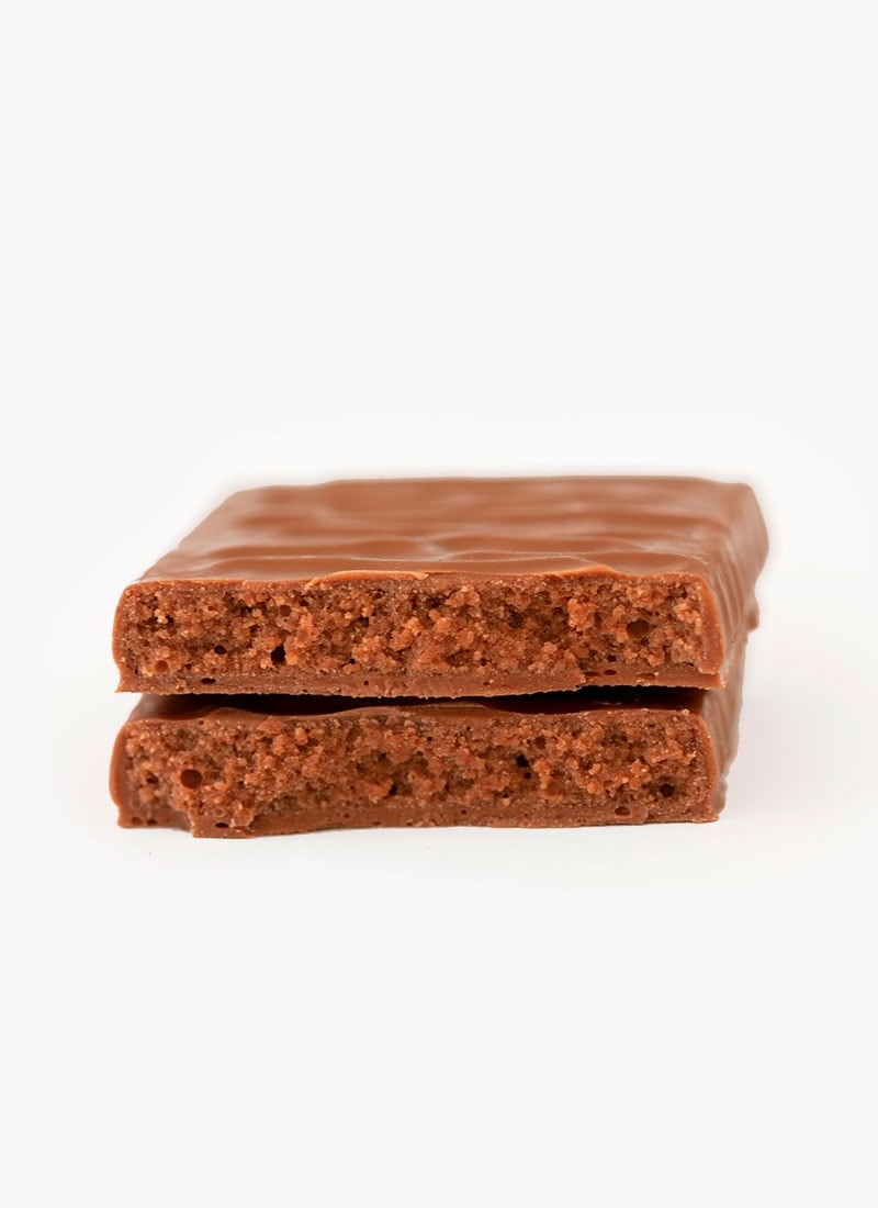Gefüllte Schokoladetafel mit Milchschokolade Trüffelcreme - Füllung in Milchschokolade, aufgebrochen